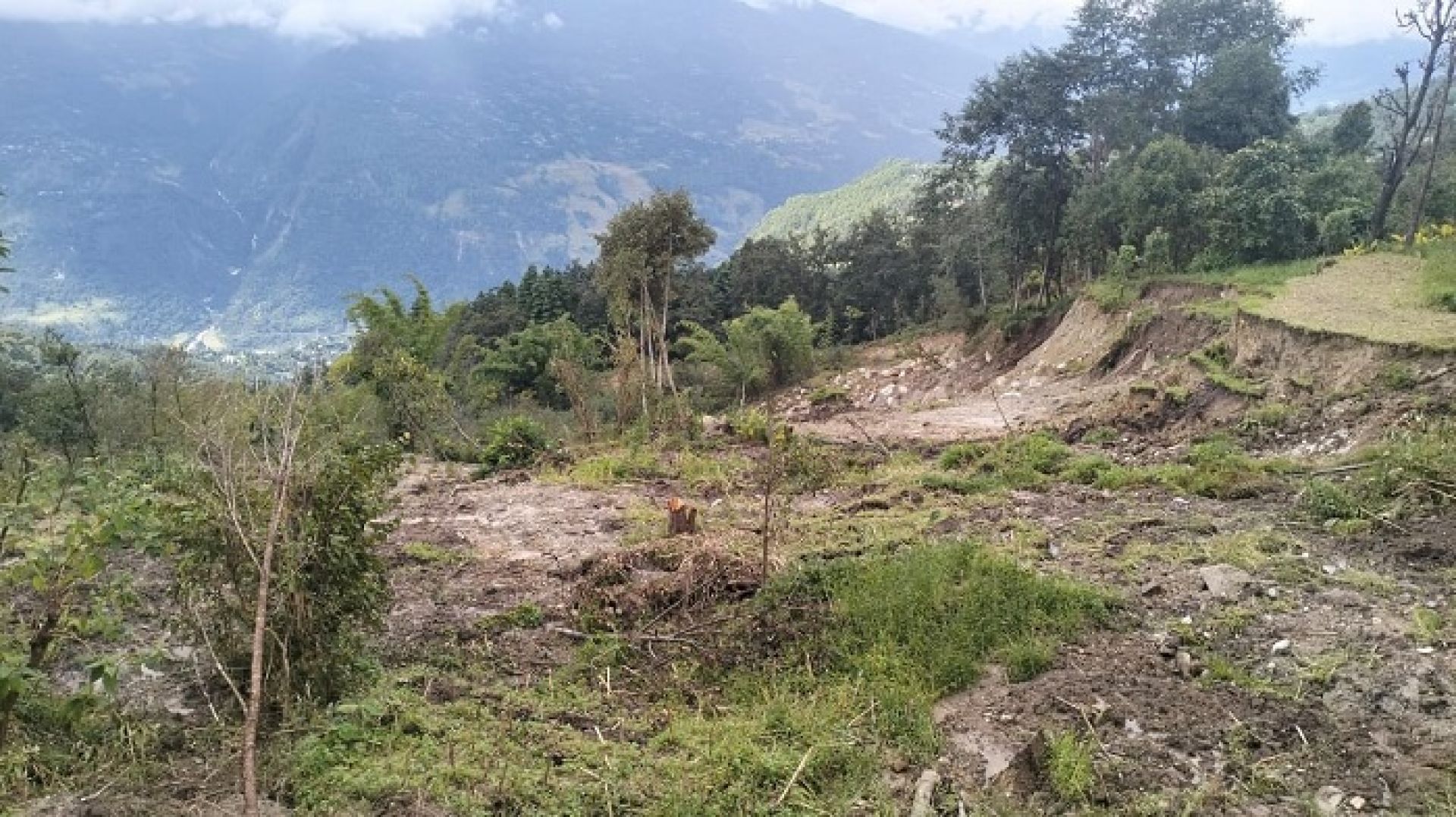 दोलखाको झुलेमा ६ घर पहिरोको जोखिममा, ४६ जना प्रभावित 